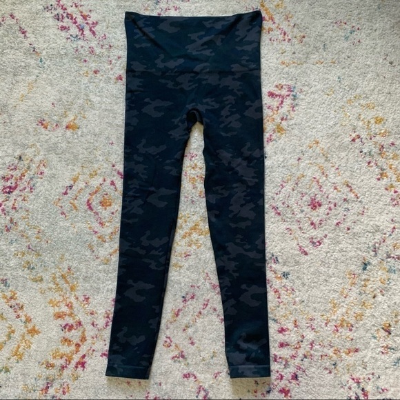 Spanx Look At Me Now Seamless Leggings in Blue Camo sz M - Picture 2 of 6